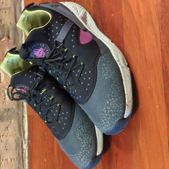 NIKE UTILITY HUARACHE BERRY GREY BLACK SAFARI Men's 11.5 - Picture 2 of 6